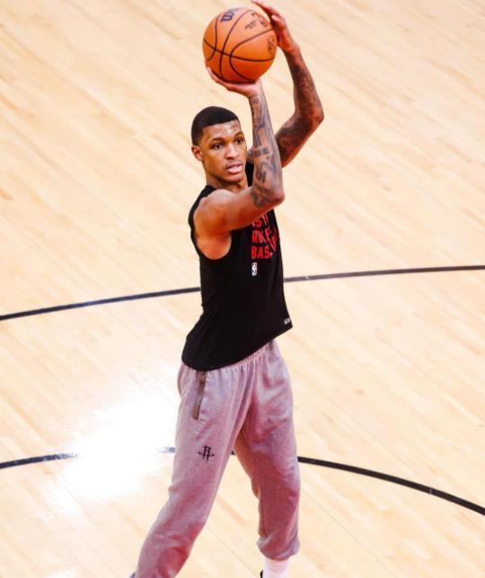 因为他只是, 希望队友们 因为他只是, 希望队友们